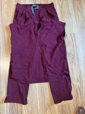 Figs Women's Burgundy Scrub Tunic & Capris Set